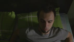 Ideia de ângulo alto de acordar considerável novo do homem assustado video estoque Ideia de ângulo alto de acordar considerável novo do homem assustado video estoque