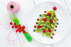 Ideia do alimento do divertimento do Natal para a árvore de Natal do fruto de baga das crianças para fotografia de stock royalty free Ideia do alimento do divertimento do Natal para a árvore de Natal do fruto de baga das crianças para fotografia de stock royalty free