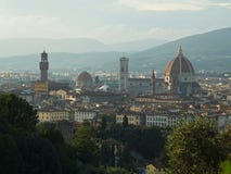 Ideia do coração de Florença: catedral Santa Maria del Fiore e torre de Palazzo Vecchio tomada do outro banco do Arno fotografia de stock royalty free Ideia do coração de Florença: catedral Santa Maria del Fiore e torre de Palazzo Vecchio tomada do outro banco do Arno fotografia de stock royalty free