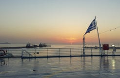 Ideia do nascer do sol da parte de trás do navio que entra no porto fotos de stock Ideia do nascer do sol da parte de trás do navio que entra no porto fotos de stock