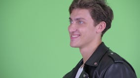 Ideia do perfil do close up do sorriso rebelde novo feliz do homem video estoque Ideia do perfil do close up do sorriso rebelde novo feliz do homem video estoque