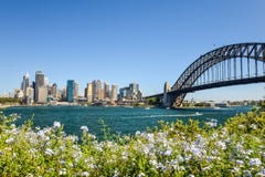 Ideia larga impressionante da skyline da cidade do ângulo da área do porto de Sydney CBD no cais circular com a ponte do porto Vi Imagem de Stock Ideia larga impressionante da skyline da cidade do ângulo da área do porto de Sydney CBD no cais circular com a ponte do porto Vi Imagem de Stock