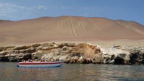 Ideia pr?xima das linhas de um Nazca do candelabro conhecidas como os candelabros de Paracas, candelabros dos Andes imagens de stock Ideia pr?xima das linhas de um Nazca do candelabro conhecidas como os candelabros de Paracas, candelabros dos Andes imagens de stock