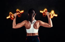 Idrotts- ung kvinna som gör en konditiongenomkörare mot svart bakgrund Den attraktiva konditionflickan som pumpar upp, tränga sig royaltyfria bilder Idrotts- ung kvinna som gör en konditiongenomkörare mot svart bakgrund Den attraktiva konditionflickan som pumpar upp, tränga sig royaltyfria bilder