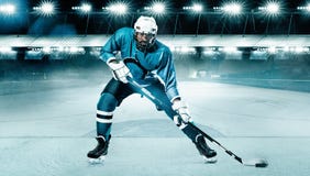 Idrottsman nen för ishockeyspelare i hjälmen och handskar på stadion med pinnen Handlingskott begrepp isolerad sportwhite royaltyfri foto Idrottsman nen för ishockeyspelare i hjälmen och handskar på stadion med pinnen Handlingskott begrepp isolerad sportwhite royaltyfri foto