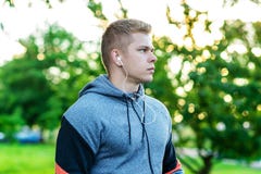 Idrottsman nenman som lyssnar till musik på hörlurar Det lyckliga ung flickainnehav hänger lös på en vitbakgrund Vilar på naturen arkivfoton Idrottsman nenman som lyssnar till musik på hörlurar Det lyckliga ung flickainnehav hänger lös på en vitbakgrund Vilar på naturen arkivfoton