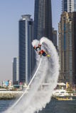 Idrottsman som gör jippon på en bakgrund av tornen av den Dubai marina i konkurrensen för det klipska logiet på SkyDiveDubai arkivbilder Idrottsman som gör jippon på en bakgrund av tornen av den Dubai marina i konkurrensen för det klipska logiet på SkyDiveDubai arkivbilder