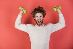 Idrottsman som ropar mannen p? r?d bakgrund royaltyfri bild Idrottsman som ropar mannen p? r?d bakgrund royaltyfri bild