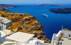 Idylliczny odgórny widok od hotelu na zatoce, Santorini wyspa w Grecja zdjęcie royalty free Idylliczny odgórny widok od hotelu na zatoce, Santorini wyspa w Grecja zdjęcie royalty free