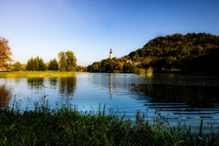 Idyllische Atmosphäre durch den See bei Sonnenuntergang stockbilder Idyllische Atmosphäre durch den See bei Sonnenuntergang stockbilder