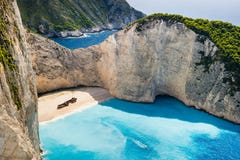 Idyllische mening van mooi Navagio-Strand op het Eiland van Zakynthos in Griekenland royalty-vrije stock afbeelding Idyllische mening van mooi Navagio-Strand op het Eiland van Zakynthos in Griekenland royalty-vrije stock afbeelding