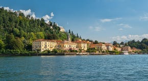 Idyllisches Bellagio gesehen vom See Como im Nachmittagssonnenlicht Stockbilder Idyllisches Bellagio gesehen vom See Como im Nachmittagssonnenlicht Stockbilder