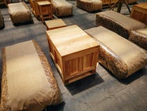 Idée intérieure utilisant des sacs de foin comme sièges et boîte en bois en tant que Tableau photo libre de droits Idée intérieure utilisant des sacs de foin comme sièges et boîte en bois en tant que Tableau photo libre de droits