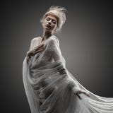 Idérik frisyr för härlig eftertänksam glamourflicka royaltyfria foton Idérik frisyr för härlig eftertänksam glamourflicka royaltyfria foton