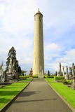 Ierse begraafplaats en oude dwars en grote toren royalty-vrije stock fotografie Ierse begraafplaats en oude dwars en grote toren royalty-vrije stock fotografie