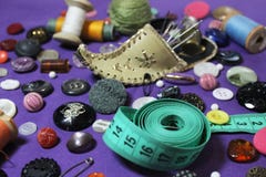 Igielni nić guziki na pięknym tle fotografia stock Igielni nić guziki na pięknym tle fotografia stock