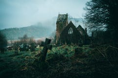 Iglesia arruinada fantasmagórica rodeada por un cementerio en un día de inviernos brumoso en el campo inglés imagen de archivo libre de regalías Iglesia arruinada fantasmagórica rodeada por un cementerio en un día de inviernos brumoso en el campo inglés imagen de archivo libre de regalías