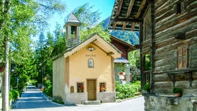 Iglesia en el pueblo alpino de Gressoney imagen de archivo Iglesia en el pueblo alpino de Gressoney imagen de archivo