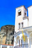 Iglesia en el pueblo de Kastraki cerca de las montañas de Meteora imagenes de archivo Iglesia en el pueblo de Kastraki cerca de las montañas de Meteora imagenes de archivo