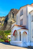 Iglesia en el pueblo de Kastraki cerca de las montañas de Meteora fotos de archivo libres de regalías Iglesia en el pueblo de Kastraki cerca de las montañas de Meteora fotos de archivo libres de regalías