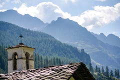 Iglesia en un valle alpino imagen de archivo Iglesia en un valle alpino imagen de archivo