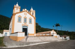 Iglesia portuguesa blanca y amarilla del estilo en el Brasil fotografía de archivo libre de regalías Iglesia portuguesa blanca y amarilla del estilo en el Brasil fotografía de archivo libre de regalías