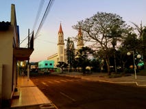 Igreja da cidade pequena no parque imagem de stock royalty free Igreja da cidade pequena no parque imagem de stock royalty free