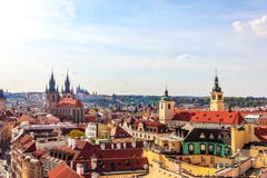 Igreja de nossa senhora antes de Tyn e a cidade velha da antena de Praga foto de stock Igreja de nossa senhora antes de Tyn e a cidade velha da antena de Praga foto de stock