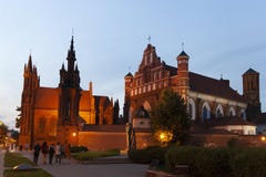 Igreja de St Francis e de St Bernard na noite, Vilnius, Lituânia imagens de stock Igreja de St Francis e de St Bernard na noite, Vilnius, Lituânia imagens de stock