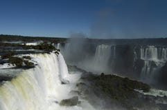 Iguazudalingen op een heldere zonnige dag royalty-vrije stock foto's Iguazudalingen op een heldere zonnige dag royalty-vrije stock foto's