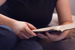 Ihre Bibel-Studien-fromme Zeit Lizenzfreie Stockfotos Ihre Bibel-Studien-fromme Zeit Lizenzfreie Stockfotos