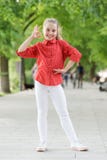 Ihre Ferien sind okay Kleines Mädchen, das Ferienzeit im Sommerpark genießt Nettes Kind mit dem langen blonden Haar, das Spaß an stockbild Ihre Ferien sind okay Kleines Mädchen, das Ferienzeit im Sommerpark genießt Nettes Kind mit dem langen blonden Haar, das Spaß an stockbild