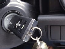 Ihren Automotor durch das Drehen des intelligenten Schlüssels anlassen lizenzfreie stockbilder Ihren Automotor durch das Drehen des intelligenten Schlüssels anlassen lizenzfreie stockbilder
