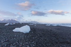 Ijs op de zwarte horizon van de de vormijsberg van het rotsstrand in wintertijd, IJsland royalty-vrije stock afbeelding Ijs op de zwarte horizon van de de vormijsberg van het rotsstrand in wintertijd, IJsland royalty-vrije stock afbeelding