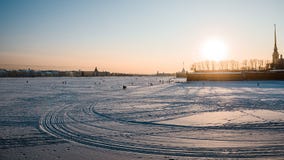 Ijs op Neva-rivier dichtbij in heilige-Petersburg stock afbeelding Ijs op Neva-rivier dichtbij in heilige-Petersburg stock afbeelding
