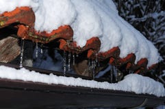 Ijskegels bij sneeuw behandeld dak stock foto's Ijskegels bij sneeuw behandeld dak stock foto's