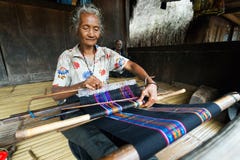 Ikat, das in traditionellem Dorf Bena spinnt stockfotografie Ikat, das in traditionellem Dorf Bena spinnt stockfotografie