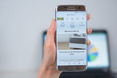 Ikea-website op mobiel wordt geopend die stock afbeelding Ikea-website op mobiel wordt geopend die stock afbeelding