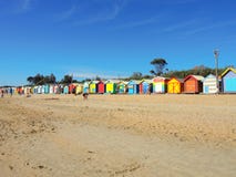 Ikonowe drewniane plażowe budy na Brighton plaży, Melbourne w lato pięknym dniu z niebieskim niebem obrazy royalty free Ikonowe drewniane plażowe budy na Brighton plaży, Melbourne w lato pięknym dniu z niebieskim niebem obrazy royalty free