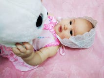 Il bambino con delicatamente un giocattolo fotografia stock Il bambino con delicatamente un giocattolo fotografia stock
