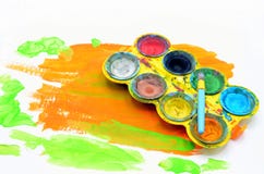Il bambino dipinge i colori di acqua immagine stock Il bambino dipinge i colori di acqua immagine stock