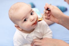 Il bambino ha sciroppo del ferro Immagine Stock Libera da Diritti Il bambino ha sciroppo del ferro Immagine Stock Libera da Diritti