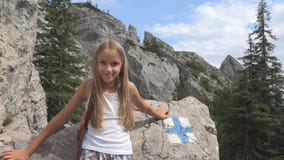 Il bambino nel campeggio, traccia firma in montagne, ragazza turistica, Forest Trip Excursion immagine stock Il bambino nel campeggio, traccia firma in montagne, ragazza turistica, Forest Trip Excursion immagine stock