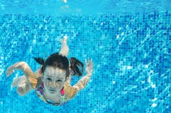 Il bambino nuota in stagno subacqueo, ragazza attiva felice si tuffa e si diverte nell'ambito dell'acqua, della forma fisica del immagine stock Il bambino nuota in stagno subacqueo, ragazza attiva felice si tuffa e si diverte nell'ambito dell'acqua, della forma fisica del immagine stock