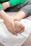 Il bambino sfrega la polvere bianca nel piede Igiene della pelle del piede immagini stock libere da diritti Il bambino sfrega la polvere bianca nel piede Igiene della pelle del piede immagini stock libere da diritti
