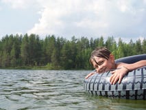 Il bambino spruzza dell'acqua intorno ad un nuotatore, bambino eccitato circa nuoto Il concetto di un'infanzia felice Immagine Stock Libera da Diritti Il bambino spruzza dell'acqua intorno ad un nuotatore, bambino eccitato circa nuoto Il concetto di un'infanzia felice Immagine Stock Libera da Diritti