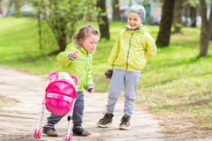 Il bambino ? stato offenduto dall'amico L'insulto dei bambini La bambina era turbata Neonata falsa dei bambini fotografie stock Il bambino ? stato offenduto dall'amico L'insulto dei bambini La bambina era turbata Neonata falsa dei bambini fotografie stock