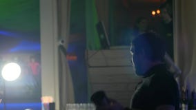 Il barista fa i trucchi con una bottiglia e un agitatore dietro il supporto in night-club, manifestazione della barra dei baristi stock footage Il barista fa i trucchi con una bottiglia e un agitatore dietro il supporto in night-club, manifestazione della barra dei baristi stock footage