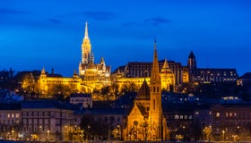 Il bastione del pescatore nell'illuminazione di notte e nella sua riflessione nel Danubio a Budapest, Ungheria immagini stock Il bastione del pescatore nell'illuminazione di notte e nella sua riflessione nel Danubio a Budapest, Ungheria immagini stock