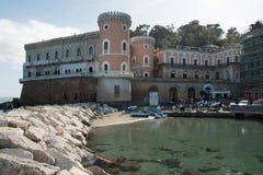 Il bello castello ha chiamato Villa Volpicelli nel distretto di Posillipo nella città di Napoli immagini stock libere da diritti Il bello castello ha chiamato Villa Volpicelli nel distretto di Posillipo nella città di Napoli immagini stock libere da diritti